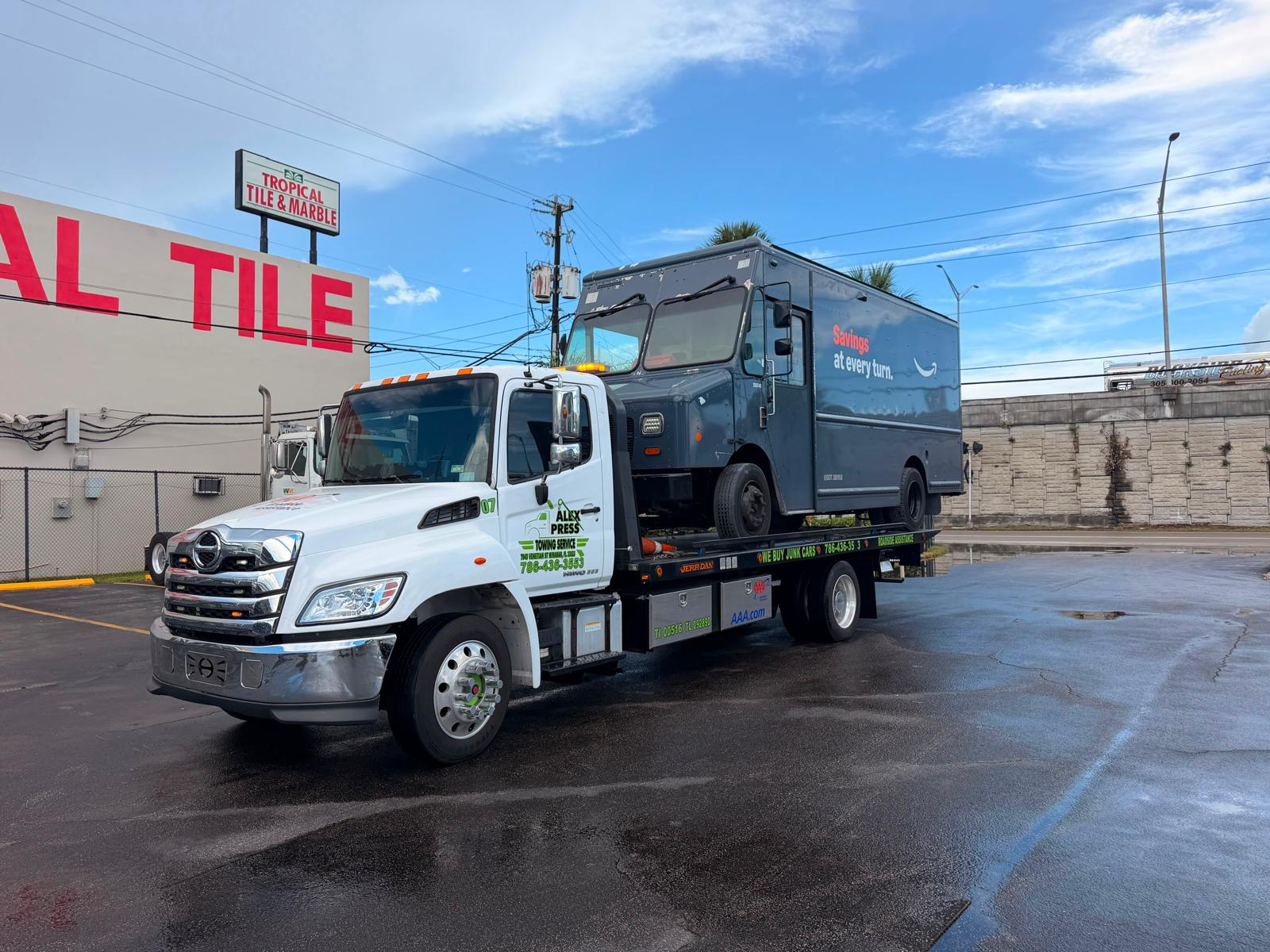 Alexpress tow truck finishing a job for a customer in Broward